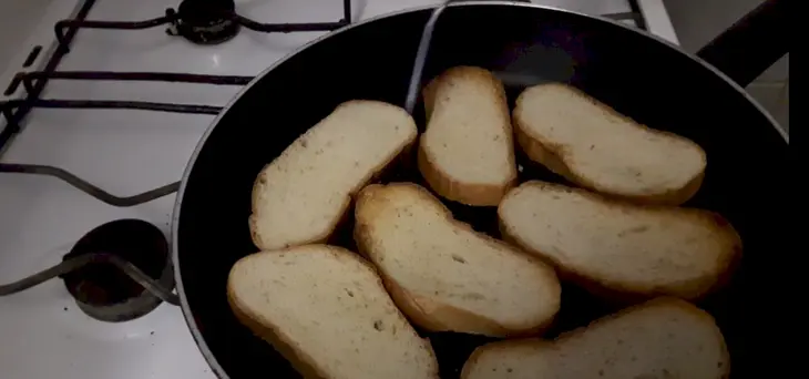 Бутерброды со шпротами: шаг 1