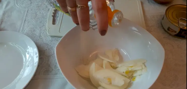 Бутерброды со шпротами: шаг 2