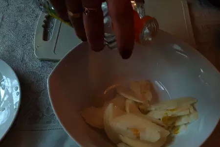 Бутерброды со шпротами: шаг 2