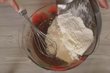 Шоколадный пирог.сочный, рыхлый, мягкий, нежный и очень вкусный!: шаг 2