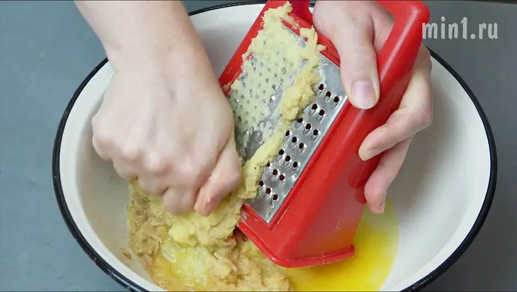 Нежные картофельные драники без муки: шаг 1