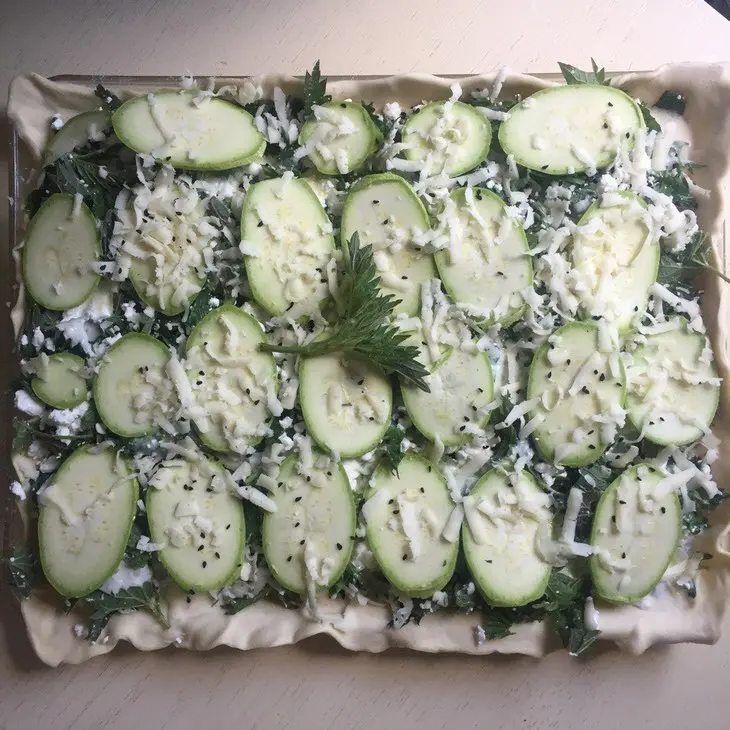 Зеленый пирог с крапивой и творогом: шаг 9