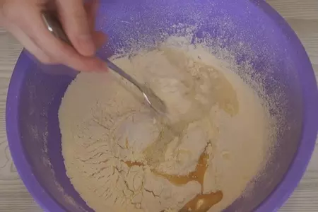 Быстрые лепешки с зеленым луком: шаг 1