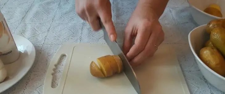 Картошка с салом на мангале: шаг 1