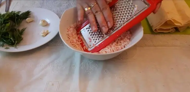 Трубочки из лаваша с крабовыми палочками: шаг 1