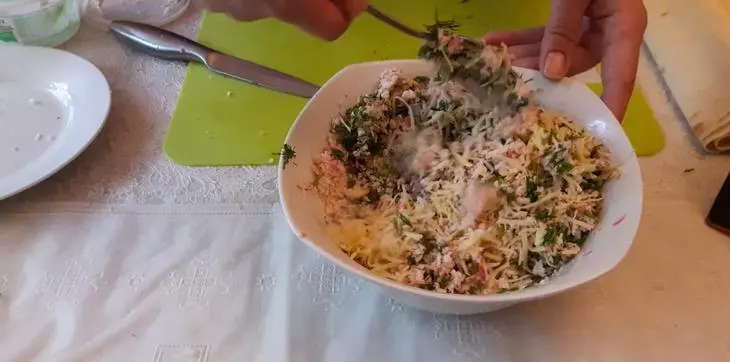 Трубочки из лаваша с крабовыми палочками: шаг 3