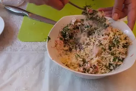 Трубочки из лаваша с крабовыми палочками: шаг 3