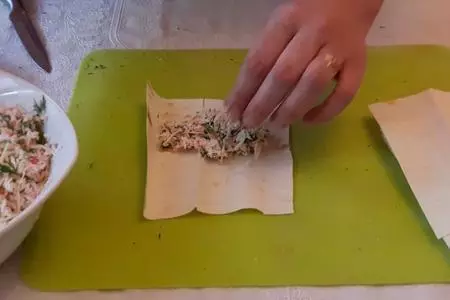 Трубочки из лаваша с крабовыми палочками: шаг 4