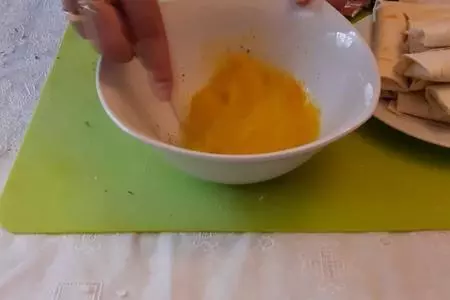 Трубочки из лаваша с крабовыми палочками: шаг 5