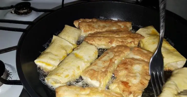 Трубочки из лаваша с крабовыми палочками: шаг 6