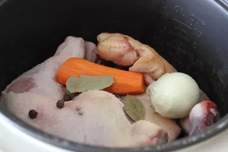 Заливное из куриных окорочков в мультиварке: шаг 1