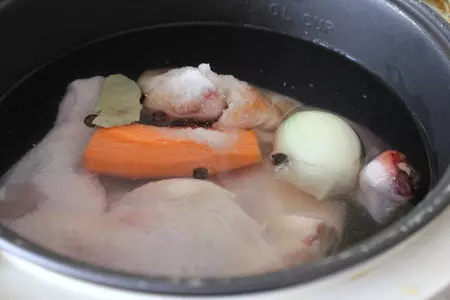 Заливное из куриных окорочков в мультиварке: шаг 2