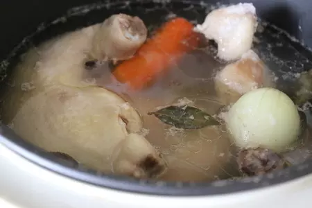 Заливное из куриных окорочков в мультиварке: шаг 3
