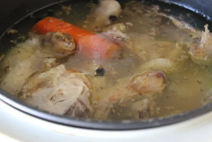 Заливное из куриных окорочков в мультиварке: шаг 5