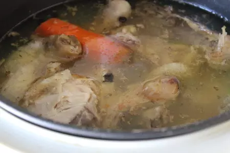 Заливное из куриных окорочков в мультиварке: шаг 5