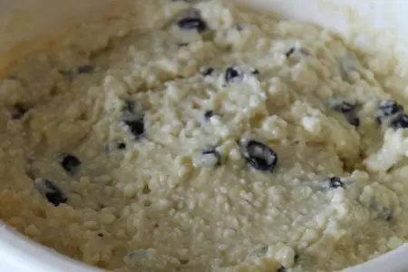 Простой  творожный кекс с изюмом: шаг 1