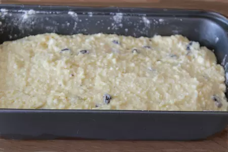 Простой  творожный кекс с изюмом: шаг 3