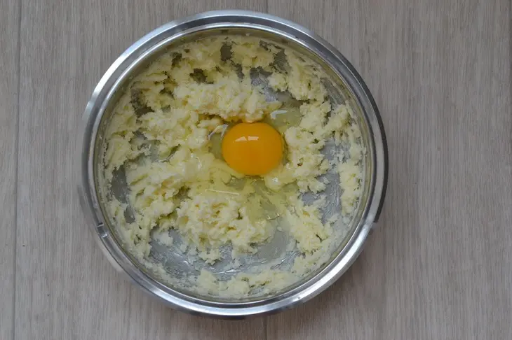 Творожный кулич с вишней: шаг 2