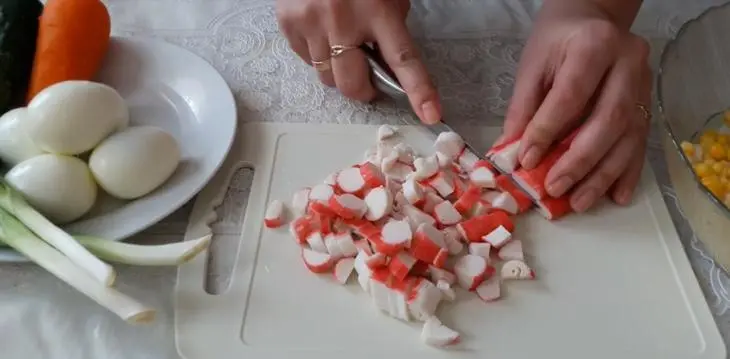 Крабовый салат классический: шаг 2