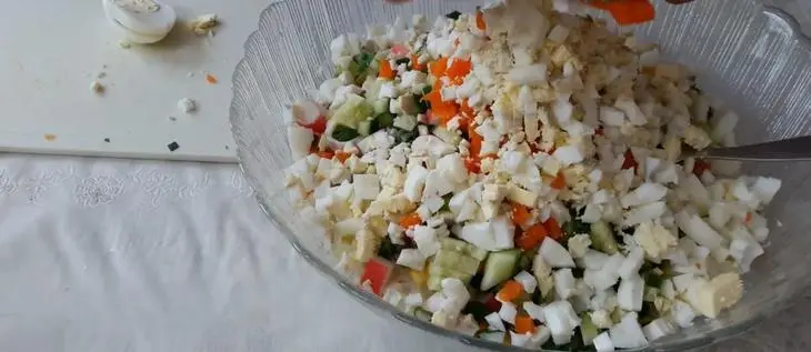 Крабовый салат классический: шаг 3