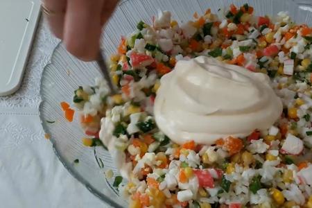 Крабовый салат классический: шаг 4