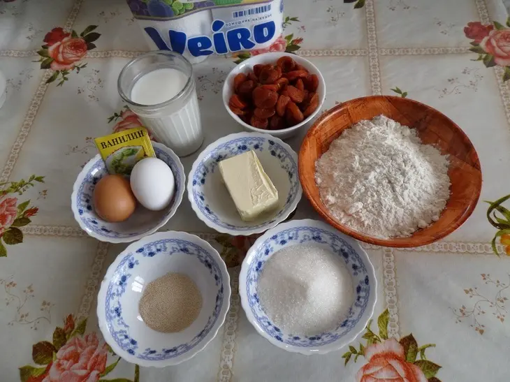 Булочки - рогалики с курагой: шаг 1
