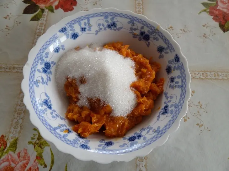Булочки - рогалики с курагой: шаг 12