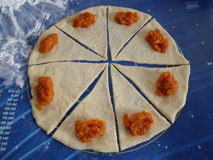 Булочки - рогалики с курагой: шаг 16