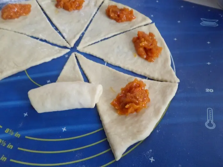 Булочки - рогалики с курагой: шаг 17