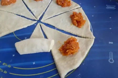 Булочки - рогалики с курагой: шаг 17