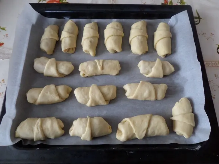 Булочки - рогалики с курагой: шаг 18