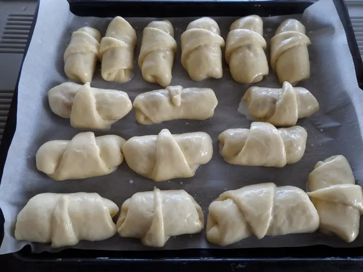 Булочки - рогалики с курагой: шаг 19