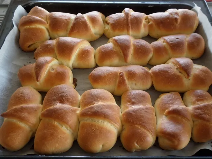 Булочки - рогалики с курагой: шаг 20