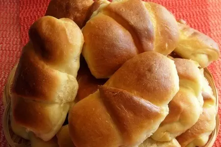 Булочки - рогалики с курагой: шаг 21