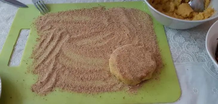 Зразы картофельные с фаршем.: шаг 3