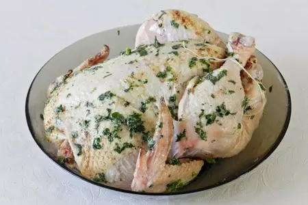 Запеченный цыпленок с ароматным маслом: шаг 4