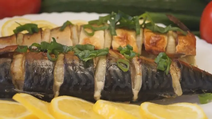 Запеченная скумбрия с луком и лимоном: шаг 4