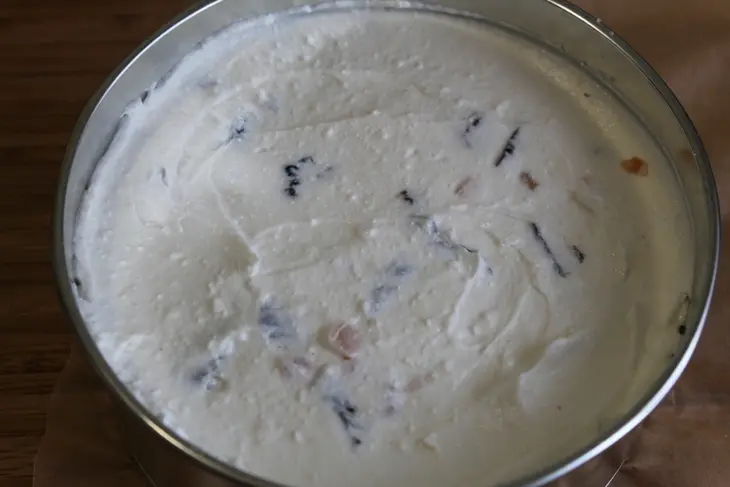 Творожный пирог с черносливом и крошкой: шаг 7