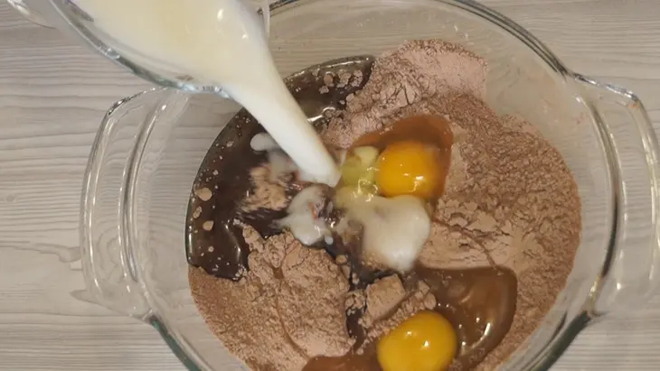 Шоколадный торт на кипятке с карамельным кремом. супер вкусный шоколадный торт!: шаг 1