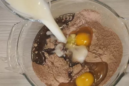 Шоколадный торт на кипятке с карамельным кремом. супер вкусный шоколадный торт!: шаг 1