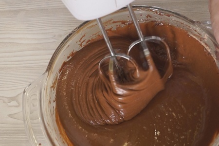Шоколадный торт на кипятке с карамельным кремом. супер вкусный шоколадный торт!: шаг 2