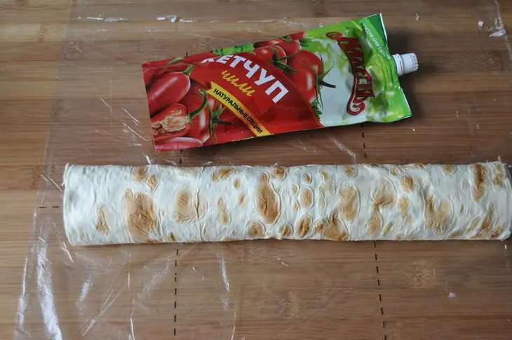 Острый рулет из лаваша с курицей: шаг 6