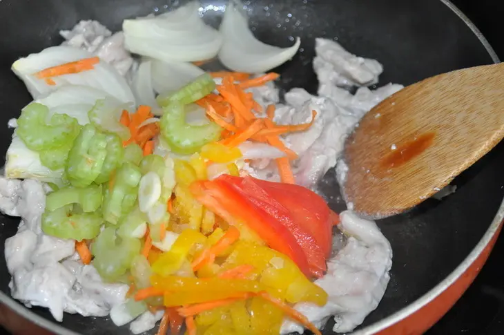 Хрустящие конвертики из лаваша с курицей и овощами: шаг 2