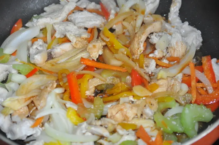 Хрустящие конвертики из лаваша с курицей и овощами: шаг 3