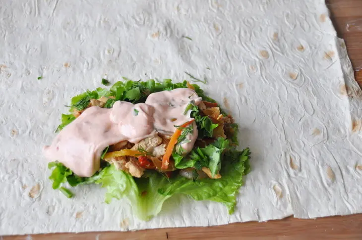 Хрустящие конвертики из лаваша с курицей и овощами: шаг 7