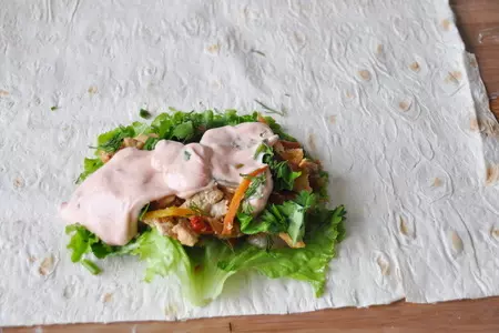 Хрустящие конвертики из лаваша с курицей и овощами: шаг 7