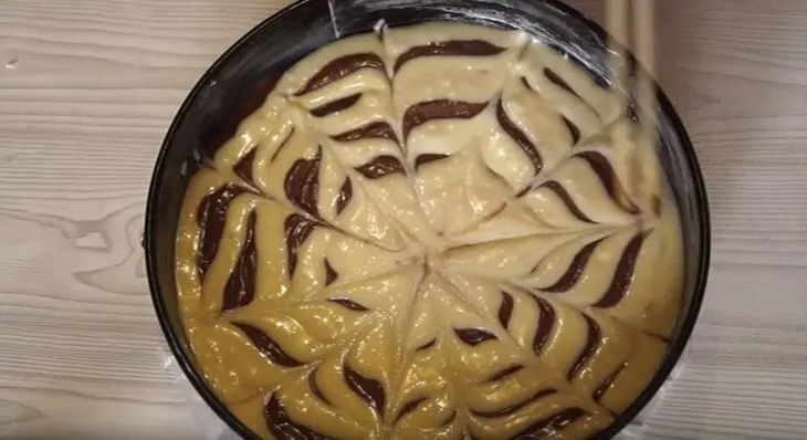 Пирог зебра. простой рецепт очень вкусного и быстрого пирога!: шаг 3