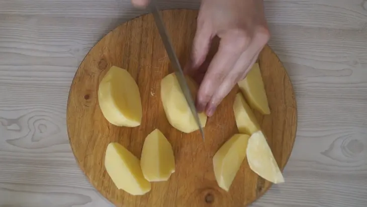 Картофель запеченный в духовке. очень вкусный картофельный гарнир!: шаг 1