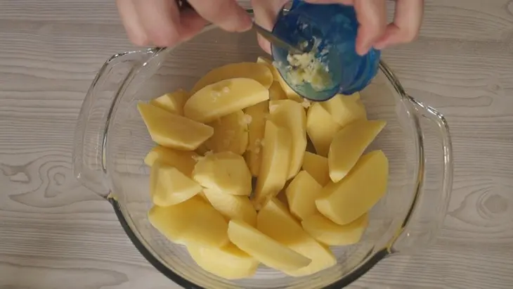 Картофель запеченный в духовке. очень вкусный картофельный гарнир!: шаг 2