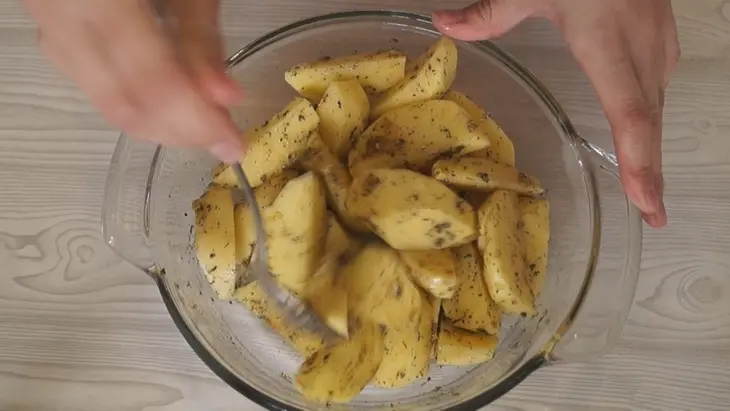 Картофель запеченный в духовке. очень вкусный картофельный гарнир!: шаг 3